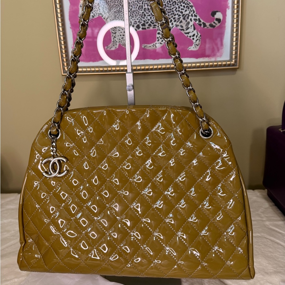 CHANEL Just Mademoiselle Bowling Bag in quilted patent leather in Olive Green